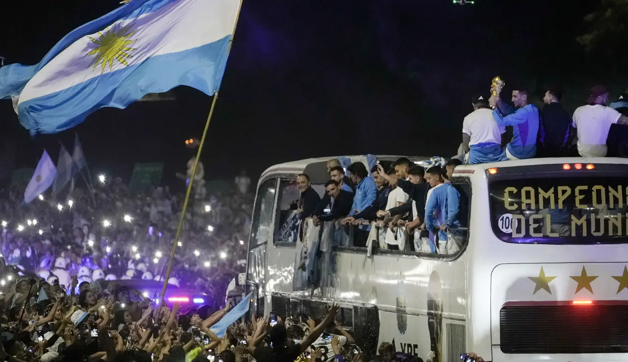 Pemain Argentina menyapa suporter saat parade juara Piala Dunia di kota Buenos Aires, Selasa (20/12/2020). (AP Photo/Rodrigo Abd)