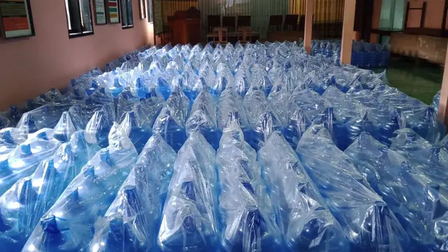 Pemerintah Desa Pagak, Banjarnegara menyiapkan 900 padasan untuk reresik mencegah penyebaran Covid-19. (Dok. Pemdes Pagak, Liputan6.com/Galoeh Widura)