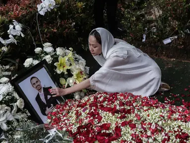 Bunga Citra Lestari atau BCL menaburkan bunga ke pusara Ashraf Sinclair saat pemakaman di San Diego Hills, Karawang, Jawa Barat, Selasa (18/2/2020). Ashraf Sinclair meninggal dunia pada usia 40 tahun diduga akibat serang jantung. (Liputan6.com/Faizal Fanani)