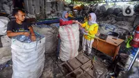 Tempat ini mendaur ulang sampah botol plastik dan pengepresan sampah botol plastik. (merdeka.com/Arie Basuki)