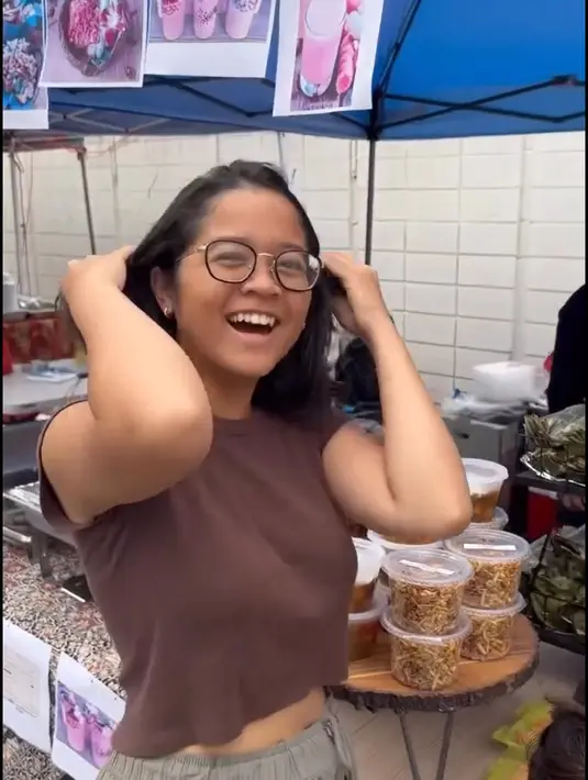 Banyak yang memuji Cinta Kuta. Tapi, semua itu juga tak luput dari didikan orang tuanya, Uya Kuya dan Astrid. Uya mengaku sejak lama mendidik anak-anaknya untuk kreatif mencari uang sendiri. [Instagram/astridkuya]