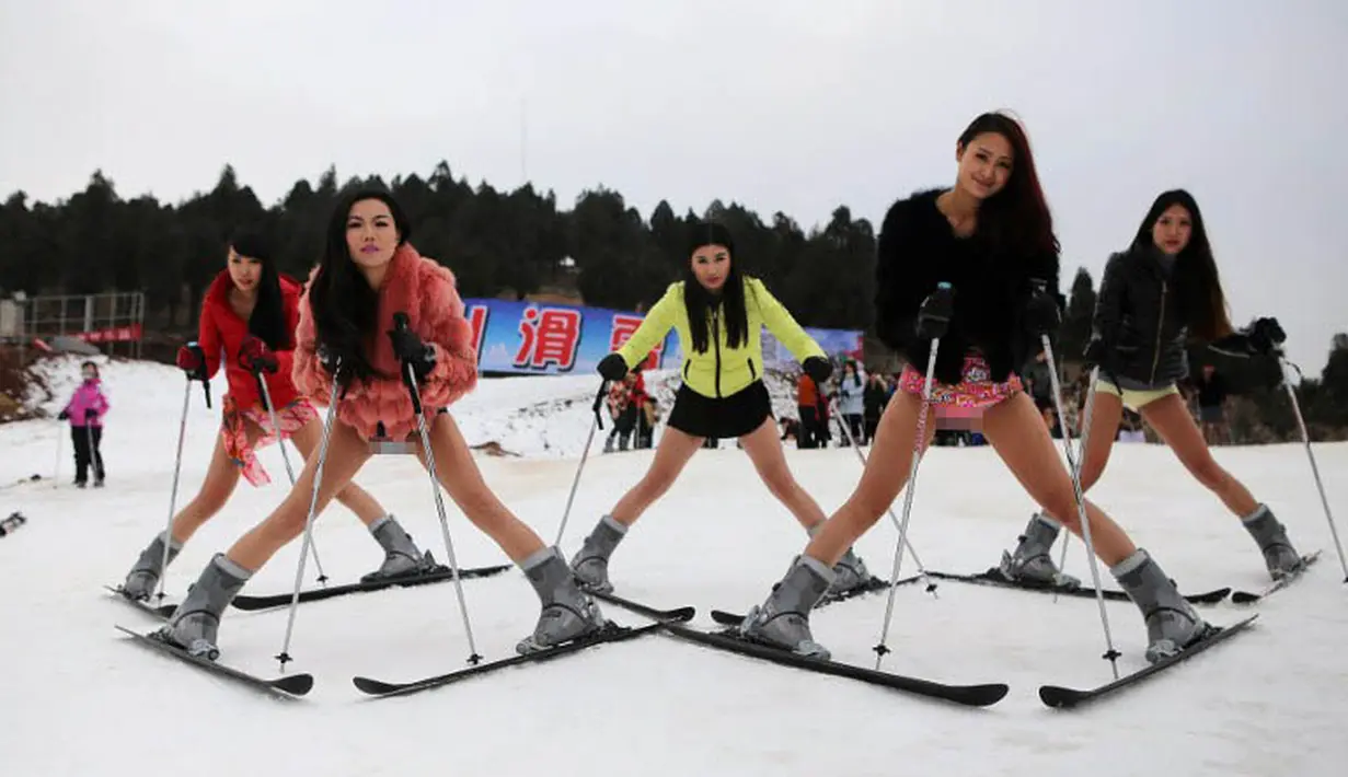 Sejumlah wanita bermain ski tanpa mengenakan celana di Dugongshan Ski Resort, Cina. Foto diambil Selasa (13/01/2015). (CHINA OUT AFP PHOTO)