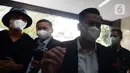 Indra Kesuma alias Indra Kenz (kiri) tiba di Gedung Bareskrim, Jakarta, Kamis (24/2/2022). Indra Kenz menjalani pemeriksaan terkait kasus dugaan penipuan investasi bodong aplikasi trading binary option Binomo. (merdeka.com/Imam Buhori)