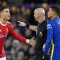 Pemain Manchester United, Cristiano Ronaldo, memprotes wasit yang memimpin duel Liga Inggris di markas Chelsea, Stamford Bridge, Minggu (28/11/2021). (AP Photo/Kirsty Wigglesworth)