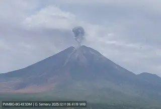 Gunung Semeru di Lumajang kembali erupsi pada Kamis pagi (11/12/2025), pukul 06.41 WIB. (Liputan6.com/ Dok PVMBG)