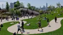 Orang-orang mengunjungi 'Pulau Kecil', taman umum baru dan gratis di Hudson River Park, New York City, Amerika Serikat, 21 Mei 2021. Taman yang diresmikan pada 21 Mei 2021 untuk membahagiakan warga usai lebih dari satu tahun pandemi tersebut menghabiskan dana sebesar USD 260 juta. (Angela Weiss/AFP)