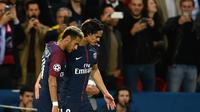 Striker PSG, Edinson Cavani dan Nyemar saat pertandingan melawan Bayern Munchen pada laga Liga Champions di Stadion Parc des Princes, Kamis, Rabu (27/9/2017). PSG menang 3-0 atas Bayern Munchen. (AFP/ Christophe Simon)