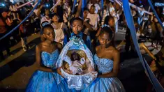 Afro-Kolombia memegang keranjang yang berisi "Nino Dios" (God Child) selama perayaan "Adoraciones al Nino Dios" di Quinamayo, Kolombia (18/2). Acara tersebut adalah perayaan Natal tradisional komunitas Afro-Kolombia. (AFP Photo/Luis Robayo)