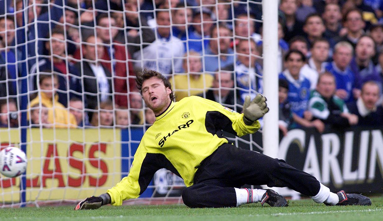 Massimo Taibi. Pemain yang berposisi sebagai kiper ini didatangkan dari Venezia pada September 1999 setelah Manchester United melepas Peter Schmeichel ke Sporting. Tampil apik di dua laga awal, namun membuat blunder di dua laga berikutnya. Januari 2000 ia dilepas ke Reggina. (AFP/Adrian Dennis)