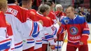 Presiden Rusia Vladimir Putin berjabat tangan dengan pemain hoki es di gala Malam Ice Hockey League di Sochi, Rusia, 10 Mei 2016. (Reuters/ Mikhail Klimentyev/Sputnik/Kremlin)