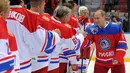 Presiden Rusia Vladimir Putin berjabat tangan dengan pemain hoki es di gala Malam Ice Hockey League di Sochi, Rusia, 10 Mei 2016. (Reuters/ Mikhail Klimentyev/Sputnik/Kremlin)