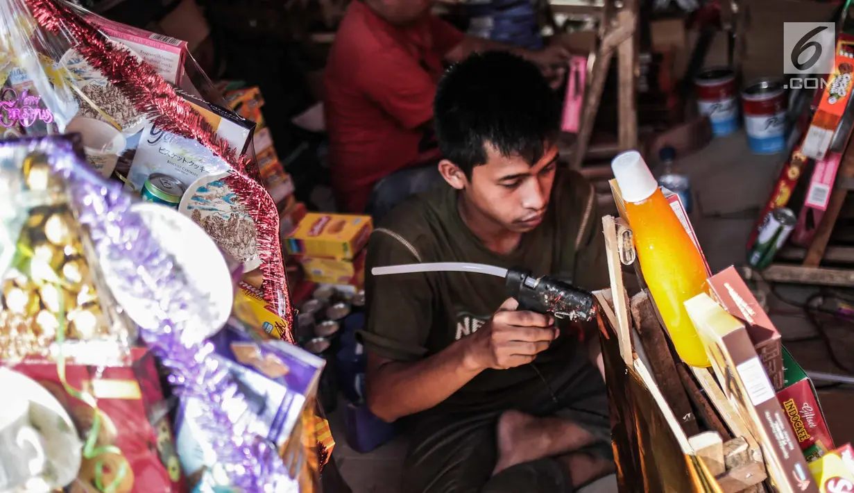 Pedagang menata parcel yang dijualnya di Cikini, Jakarta, Kamis (20/12). Menjelang perayaan Natal dan Tahun Baru 2019 penjualan parcel mengalami peningkatan hingga dua kali lipat dibanding hari biasa. (Liputan6.com/Faizal Fanani)