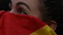 Tersingkirnya La Furia Roja dari Piala Eropa membuat para fans Spanyol bersedih, termasuk wanita ini yang menutupi wajahnya dengan bendera. (Bola.com/Vitalis Yogi Trisna)