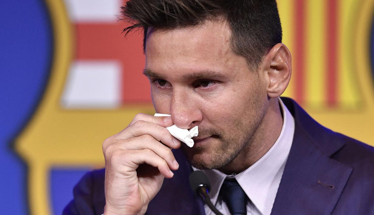 Air matanya bukan tanpa alasan, ia harus berpisah setelah 21 tahun mengabdikan hidupnya di Barcelona dengan segala prestasi yang pernah mereka dapat. (Foto: AFP/Pau Barrena)