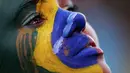 Fans Tim Samba menangis kekecewa usai Brasil dicukur Jerman 1-7 pada babak semifinal Piala Dunia 2014, Selasa (8/7/14). (REUTERS/Ruben Sprich)