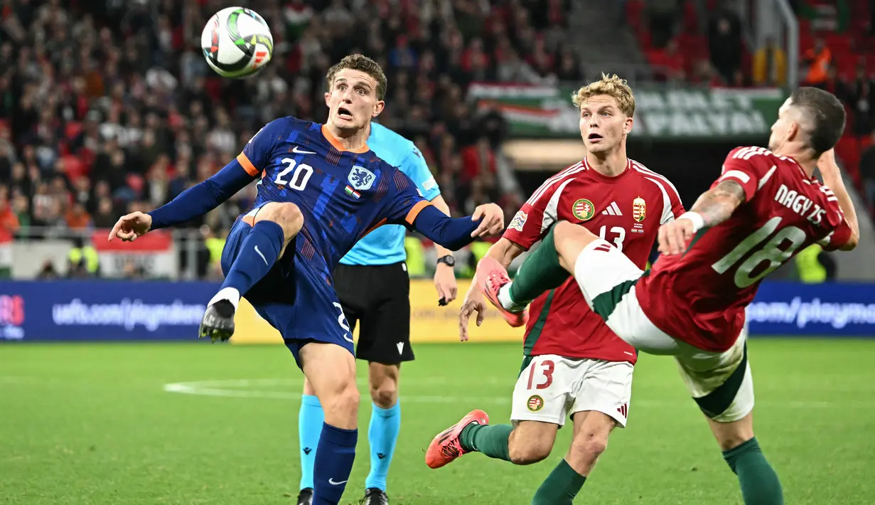 Belanda mencoba mendominasi pertandingan sejak awal. Hingga babak pertama usai, keunggulan 1-0 untuk Hungaria tidak berubah. (Attila KISBENEDEK/AFP)