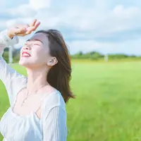 ilustrasi perempuan pagi hari/Photo by JD Chow on Unsplash