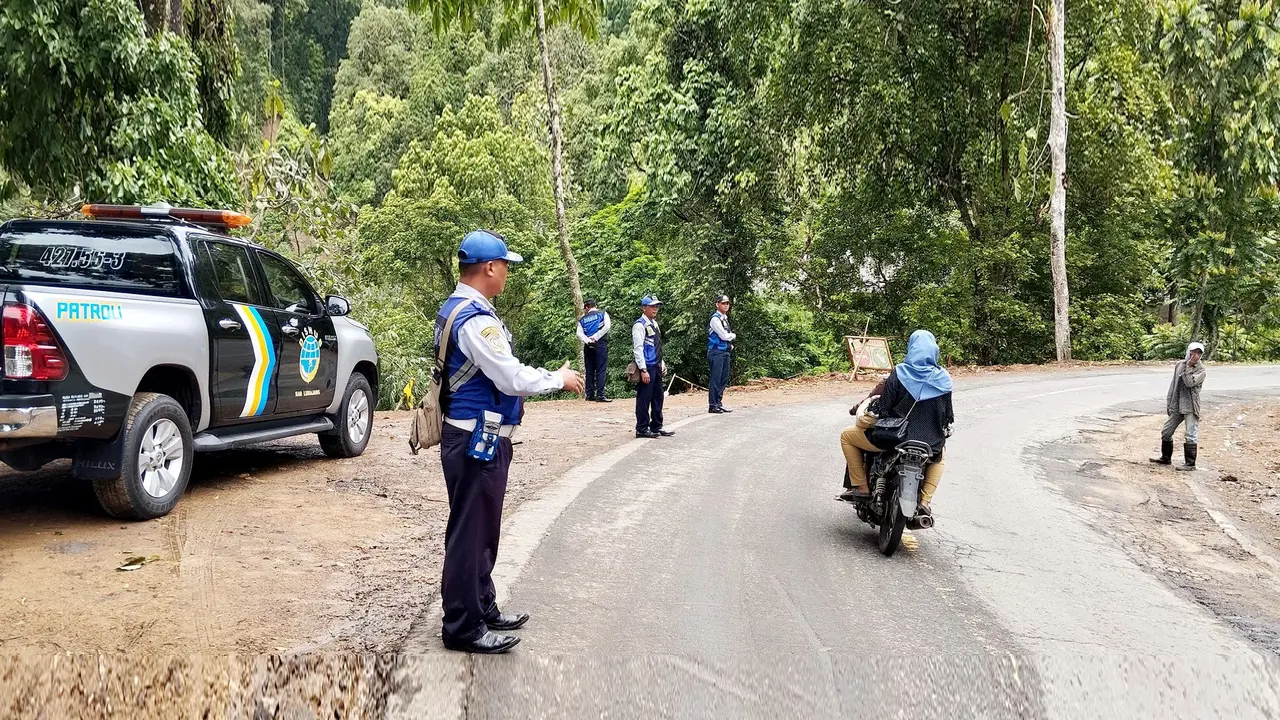 Jalur Lumajang-Malang di Piket Nol ditutup akibat tanah longsor (Istimewa)