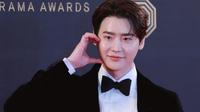 Lee Jong Suk dalam MBC Drama Awards 2022. (Instagram/ mbcdrama_now)