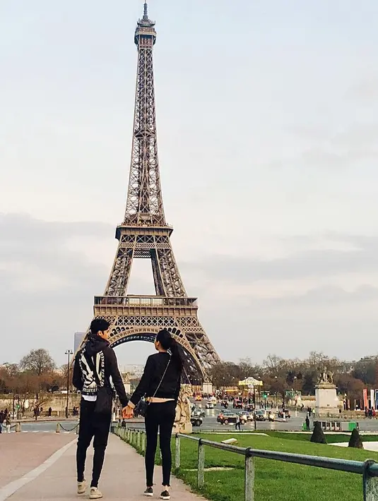 Ungkapan cinta ditulis Alyssa sebagai keterangan foto dengan latar Menara Eiffel. Foto yang diunggah pada Senin (23/10/2017) itu mendapatkan puluhan ribu likes dari warganet. (Instagram/alyssadaguise)
