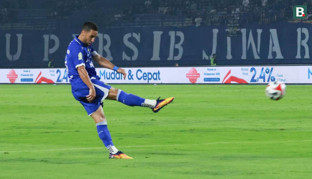 Hasil ini membuat Persib berada di peringkat ke-5 klasemen dengan 16 poin. Sementara, Persis kini berada di peringkat ke-17 dengan lima poin. (Bola.com/Erwin Snaz)