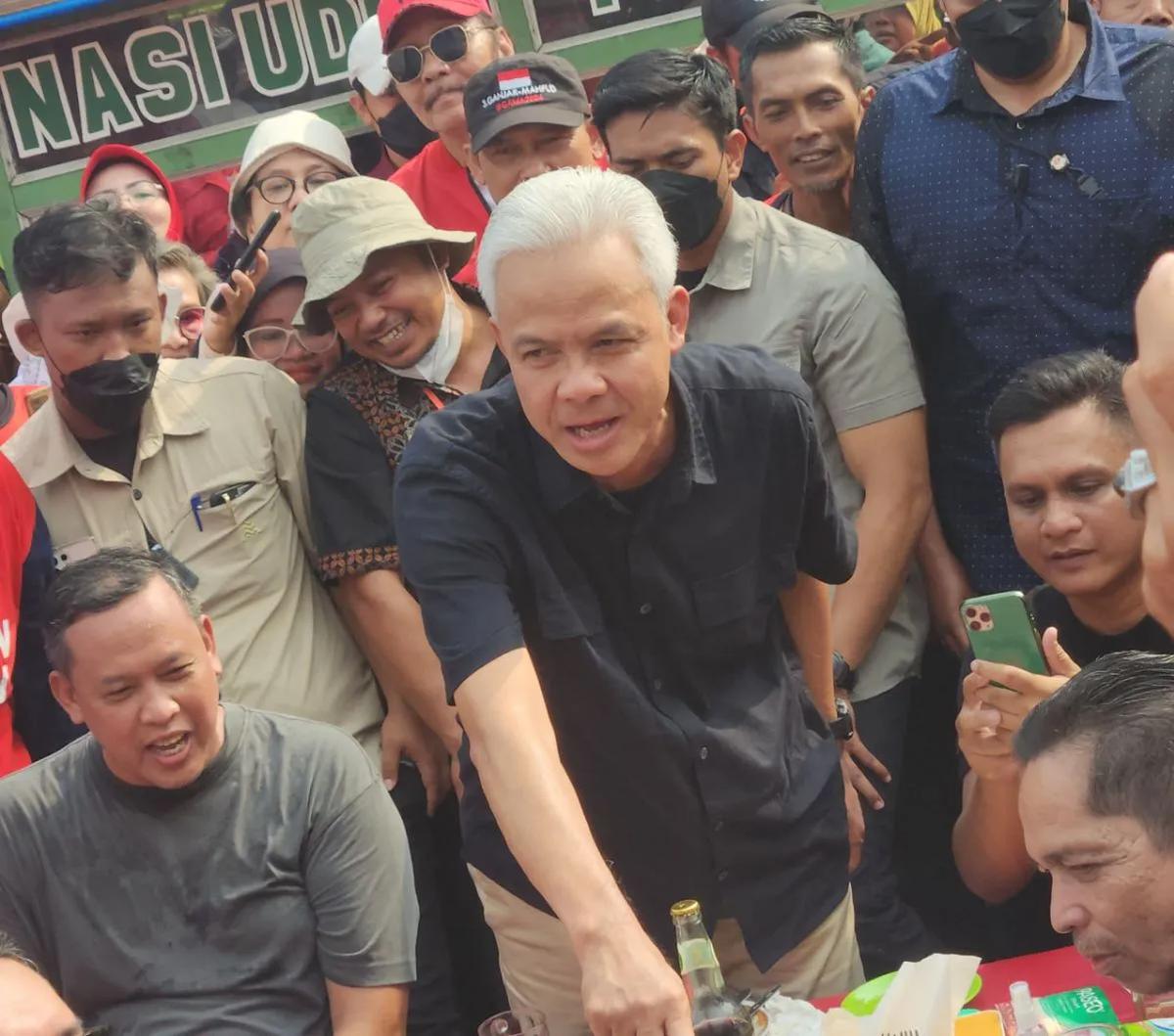 "Catat satu-satu, kerjakan baik-baik, dengan menjaga kesopanan dan Insya Allah kita akan bergerak bersama rakyat," kata Ganjar.<br><br>