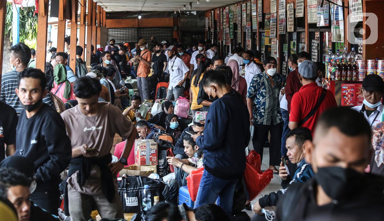 <p>Masyarakat yang hendak mudik menunggu antre di Terminal Kalideres, Jakarta Barat, Senin (25/4/2022). Menteri Perhubungan (Menhub) Budi Karya Sumadi sebelumnya menyarankan masyarakat untuk mudik lebih awal guna menghindari risiko kemacetan lalu lintas. (Liputan6.com/Johan Tallo)</p>