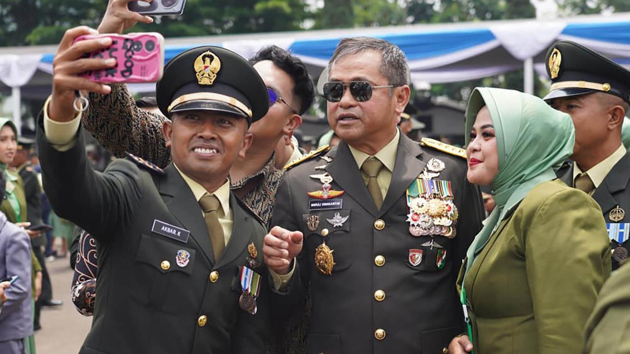 FOTO: Momen Akrab  Kasad Maruli Simanjuntak Kenakan Topi Berpuncak kepada Seorang Anak