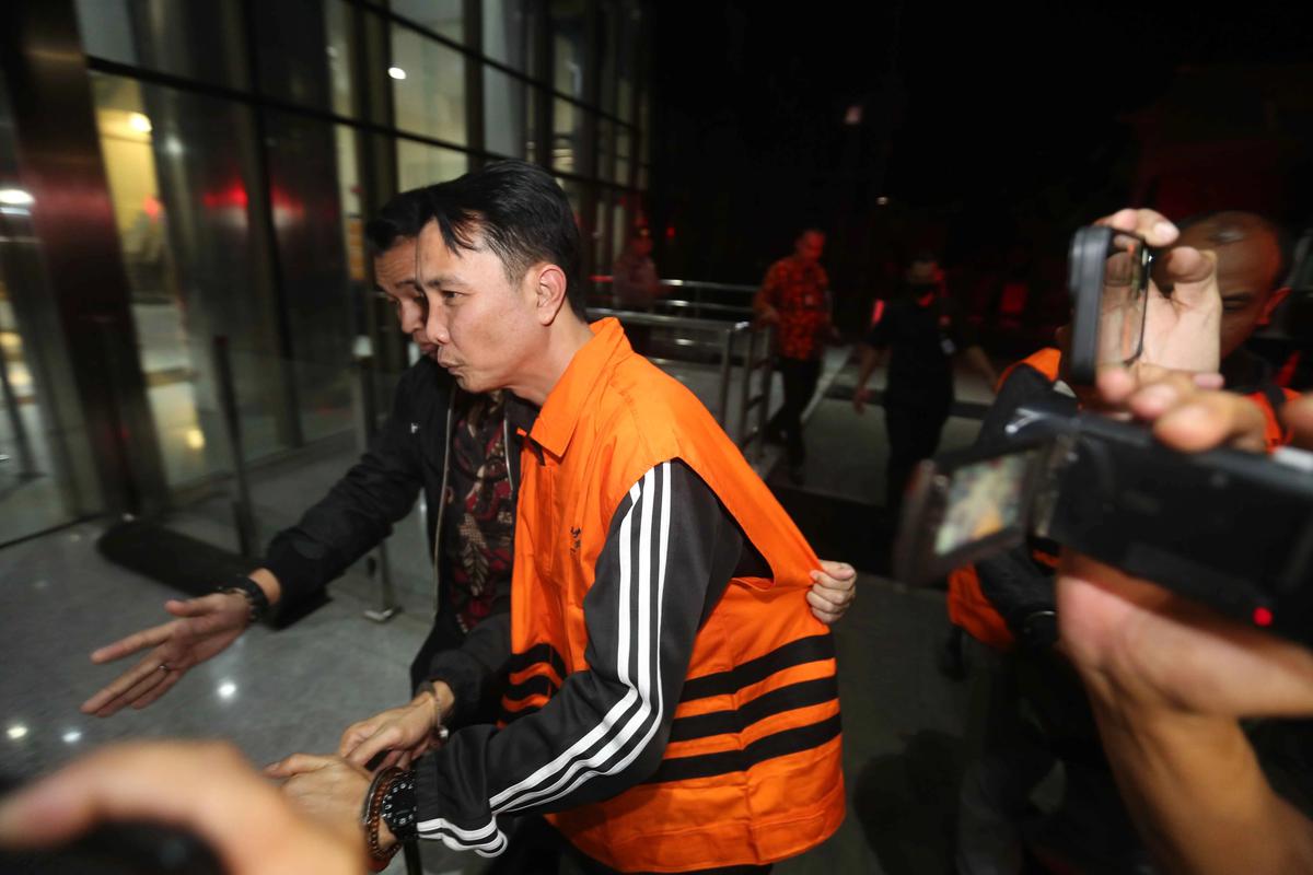 FOTO: KPK Tahan Bupati Rejang Lebong Usai Terjaring OTT
