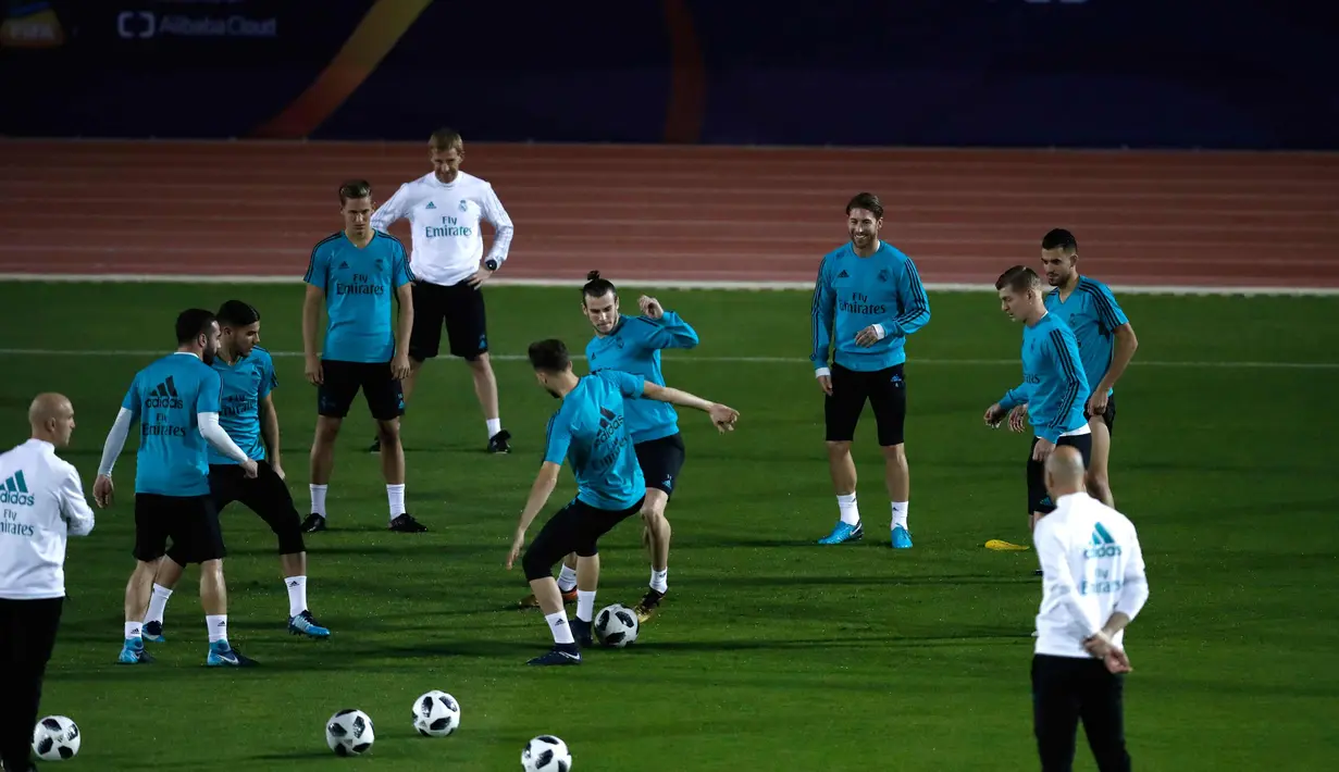 Para pemain Real Madrid saat latihan di Abu Dhabi, Uni Emirat Arab, (14/12). Real Madrid akan bertanding melawan klub Brasil Gremio di pertandingan final Piala Dunia Klub 2017. (AP Photo / Hassan Ammar)