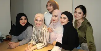Para anggota geng Mamayu yang berhijab memiliki gaya hijab masing-masing yang bisa menjadi inspirasi. [@aurelie.hermansyah]