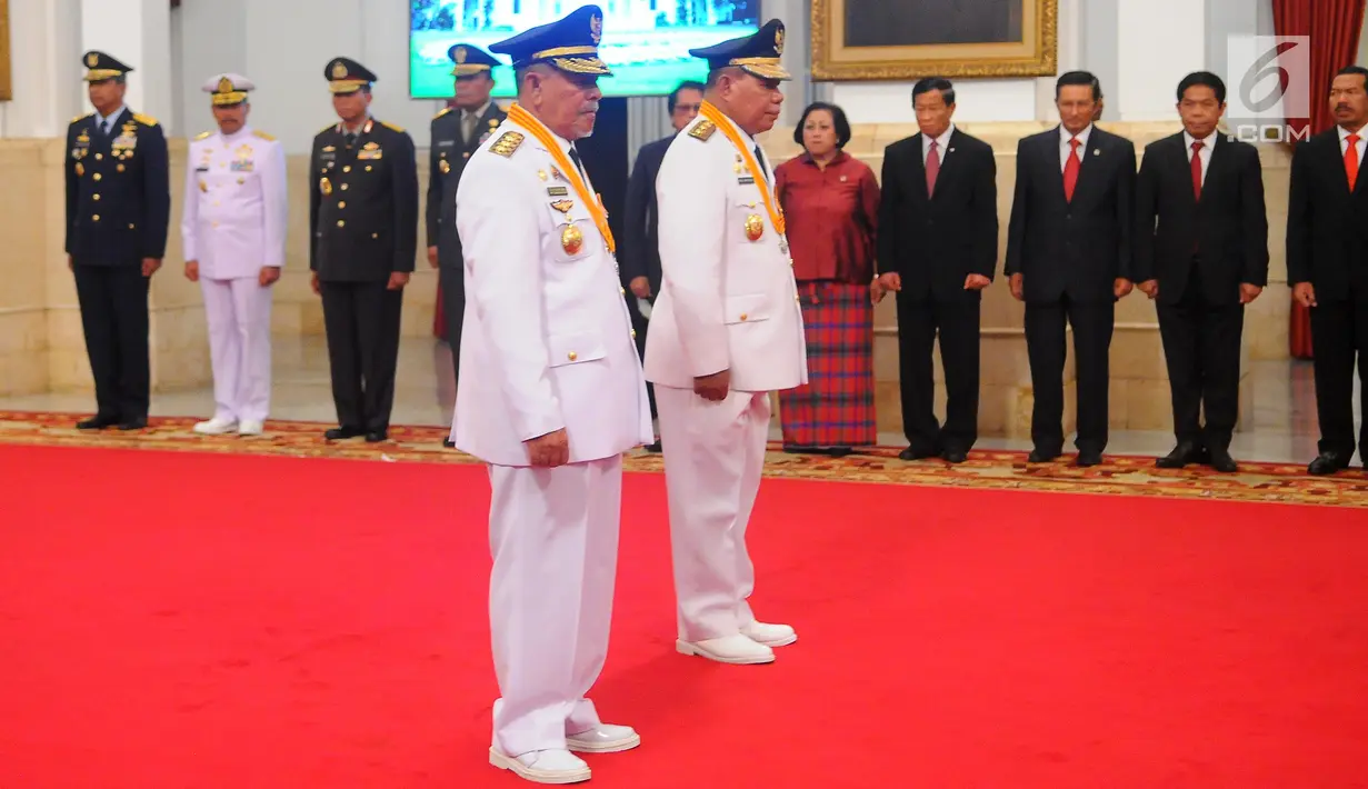 Gubernur dan Wakil Gubernur terpilih Maluku Utara Abdul Gani Kasuba (kiri) dan Al Yasin saat mengikuti proses pelantikan di Istana Negara, Jakarta, Jumat (10/5/2019). Keduanya ditetapkan sebagai pemenang setelah MK memutuskan perselisihan hasil suara Pilgub Malut 2018. (Liputan6.com/Angga Yuniar)