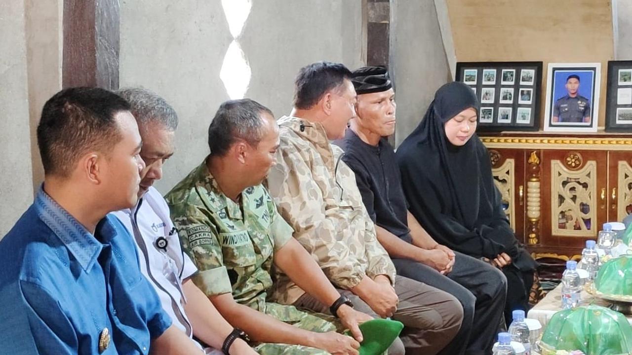 menhan sjafrie temua keluarga korban penembakan kkb papua