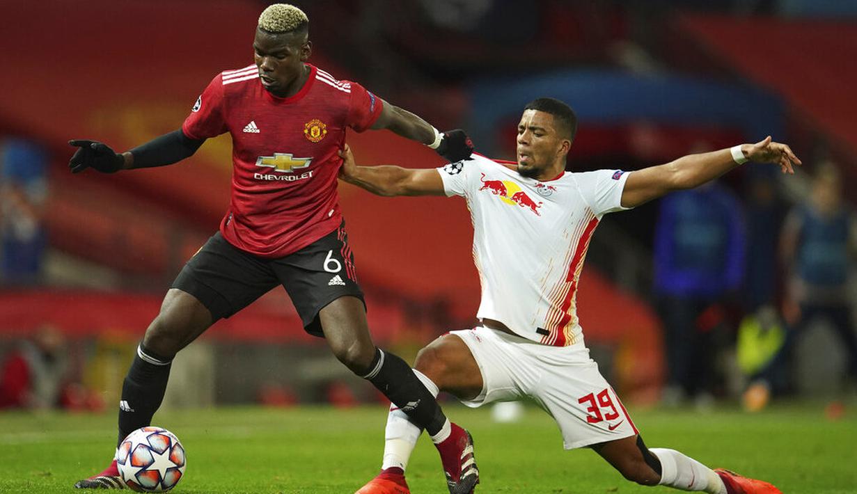 Gelandang Manchester United, Paul Pogba, berebut bola dengan pemain RB Leipzig, Benjamin Henrichs, pada laga Liga Champions di Stadion Old Trafford, Kamis (29/10/2020). MU menang dengan skor 5-0. (AP/Dave Thompson)