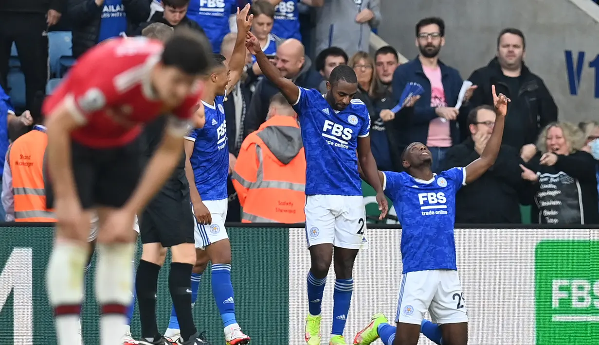 2-4. Kekalahan telak di awal musim 2021/2022 terjadi di pekan ke-8 Liga Inggris, 16 Oktober 2021. Manchester United takluk 2-4 dari tuan rumah Leicester City berkat gol-gol dari Youri Tielemans, Caglar Soyuncu, Jamie Vardy dan Patson Daka. Dua gol MU dicetak Greenwood dan Rashford. (AFP/Paul Ellis)