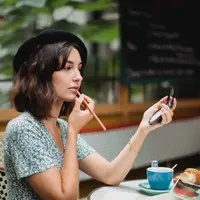 Memperbaiki makeup ditengah kesibukan rutinitas (Foto: Pexels.com