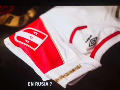 Sebuah video memperlihatkan jersey resmi timnas Peru untuk Piala Dunia 2018 di Rusia di Lima (18/12). Jersey ini menampilkan detail emas beserta garis merah tradisional di dada.  (AFP Photo/Ernesto Benavides)