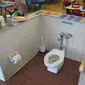 Toilet yang berada ditengah-tengah kelas (Sumber: boredpanda)