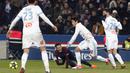 Pemain PSG, Neymar (tengah) jatuh saat berebut bola dengan pemain Marseille pada lanjutan Ligue 1 Prancis di Parc des Princes Stadium, Paris, (25/2/2018). PSG menang 3-0. (AP/Thibault Camus)