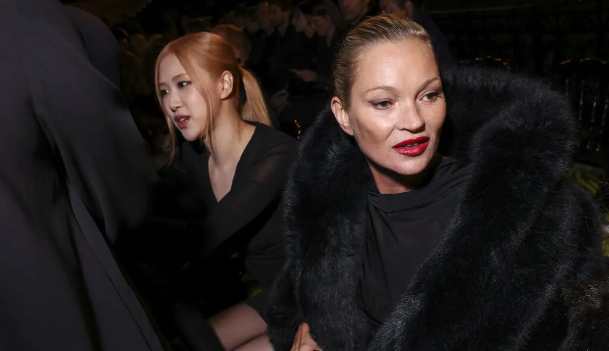 Kate Moss dan Rose Blackpink di fashion show YSL. (Foto: Vianney Le Caer/Invision/AP)