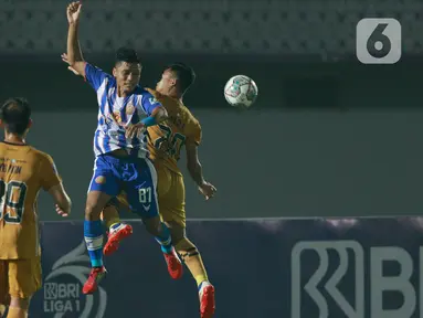 Pemain Persiraja Banda Aceh, Supriyadi Eeng duel udara dengan pemain Bhayangkara FC, Sani rizki (kanan), pada laga BRI Liga 1 di Stadion Indomilk Arena, Minggu (29/8/2021). Bhayangkara FC berhasil mengalahkan lawannya Persiraja Banda Aceh dengan skor 2-1. (Bola.com/M iqbal Ichsan)