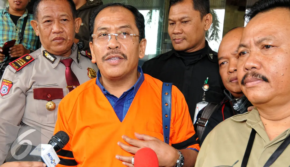 Ilham Arief Sirajuddin saat ditanya wartawan usai menjalani pemeriksaan di gedung KPK, Jakarta, Selasa (28/7/2015). Ilham diperiksa sebagai tersangka dugaan korupsi kelola air PDAM Makassar. (Liputan6.com/Yoppy Renato)