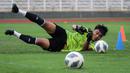 Kiper Timnas Indonesia U-23, Ernando Ari berusaha menyelamatkan bola saat latihan untuk persiapan SEA Games 2021 di Stadion Madya, Senayan, Jakarta, Selasa (12/04/2022) sore WIB. Skuat Garuda Muda rencananya akan berlaga di Hanoi pada 6-22 Mei 2022. (Bola.com/Bagaskara Lazuardi)