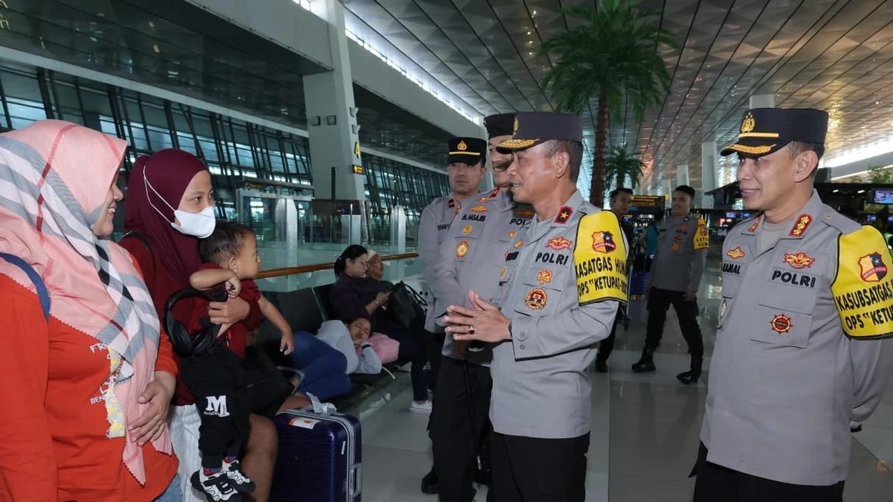 FOTO: Satgas Operasi Ketupat Tinjau Arus Mudik di Bandara Soekarno Hatta