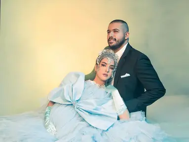 Lewat kepiawaian Rio Motret, Tasya Farasya menjalani maternity shoot bersama suaminya, Ahmad Assegaf. (Foto: Instagram tasyafarasya)