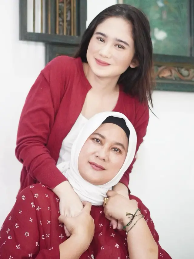 Potret Aktris Muda Bersama Sang Ibu