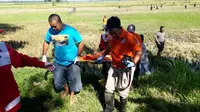 Evakuasi korban pembunuhan di Desa Bocor, Kebumen. (Foto: Liputan6.com/Polres Kebumen/Muhamad Ridlo)