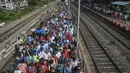 Komuter memadati peron kereta api di Kolkata, India, Senin (1/11/2021). Layanan kereta api kembali normal setelah menerapkan pembatasan yang diberlakukan sebelumnya untuk mengekang penyebaran corona Covid-19. (DIBYANGSHU SARKAR/AFP)