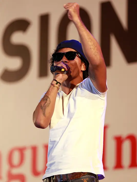 Slank tampil membawakan 6 buah lagu di acara yang dihadiri ribuan Kepala Desa yang rupanya masih berusia muda tersebut. Slank sempat terkejut saat mengetahui usia para Kepala Desa Indonesia tersebut. (Deki Prayoga/Bintang.com)