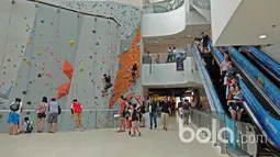 Suasana Mall dan track panjat tebing buatan di Kallang Wave, (25/3/2017). Areal ini merupakan bagian dari Singapura Sport Stadium. (Bola.com/Nicklas Hanoatubun)